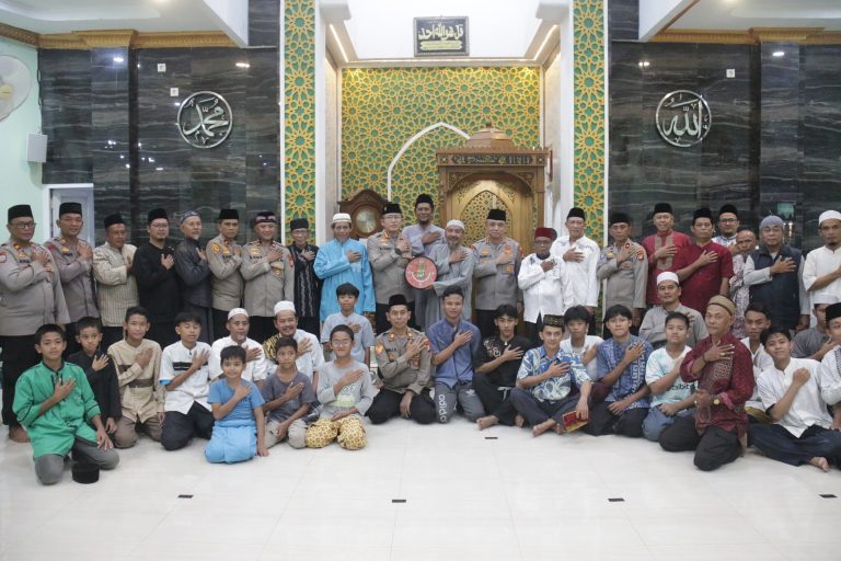 Kapolres Metro Jakarta Utara Pimpin Tarawih Keliling, Bagikan Sembako, dan Sosialisasi Layanan Penitipan Kendaraan Gratis