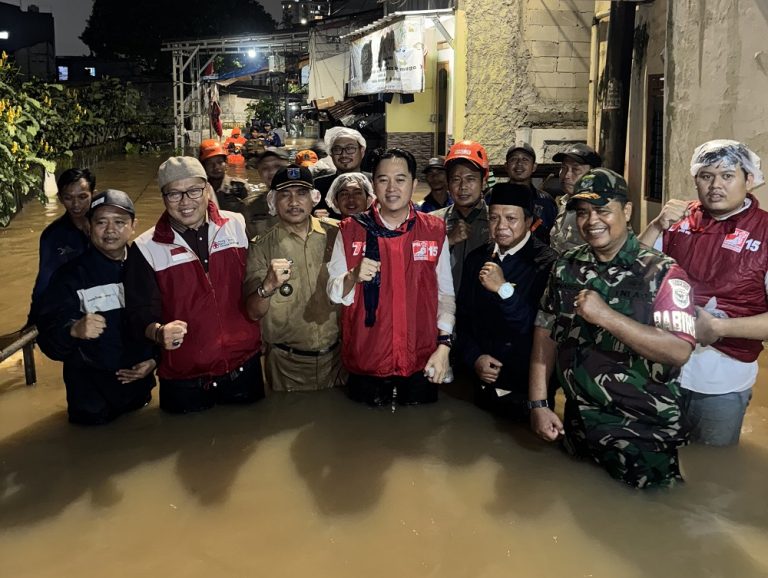 Anggota Komisi A DPRD DKI Jakarta Kevin Wu meninjau langsung lokasi banjir di Kedoya
