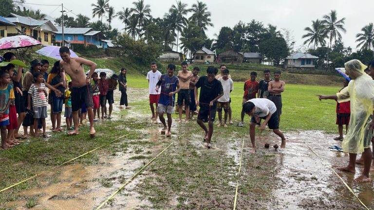 Kenang Masa Lalu dan Bangun Keakraban, AMGPM Concordia dan Nuraitu Main Permainan Tradisional di Manusa