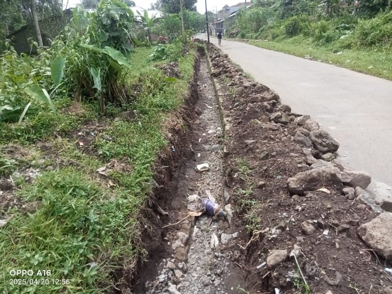 Perbaikan Drainase di Desa Gendoang Masih Andalkan Swadaya Masyarakat: Ke Mana Dana Desa?