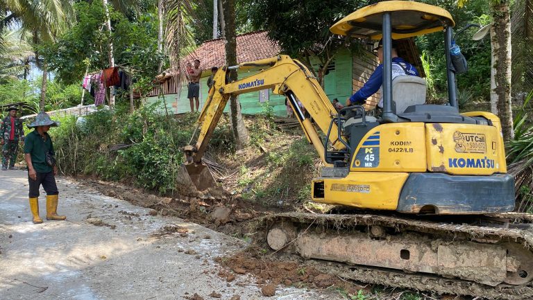 Perapihan Drainase Jalan, TMMD ke-124 Kodim 0422/LB Tingkatkan Kualitas Akses di Pekon Pemerihan, Kecamatan Bangkunat