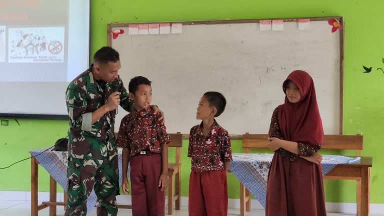 Tumbuhkan Nasionalisme Sejak Dini, TMMD ke-124 Kodim 0422/LB Gelar Wawasan Kebangsaan di SDN 19 Krui