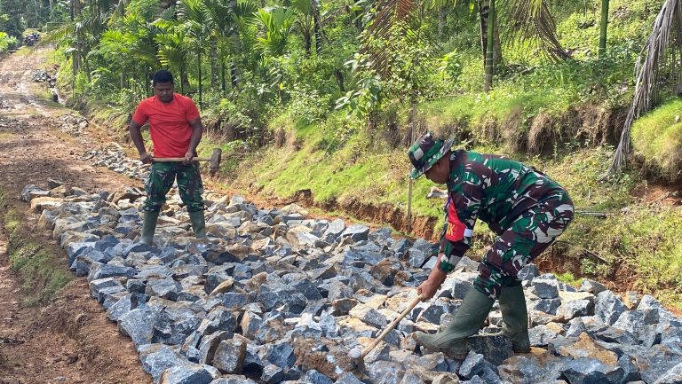 Semangat Guyup Rukun, TNI dan Warga Kompak Pecah Batu Bangun Jalan di Pekon Pemerihan