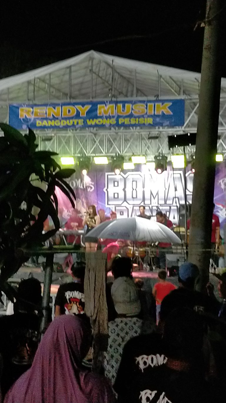 Komunitas Bocah Masjid (BOMAS RANTAU COMMUNITY) Gelar Panggung Rakyat Dangdut di Pesisir Demangan