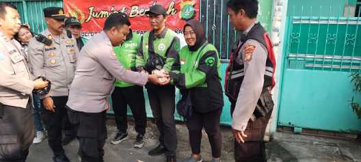 Polsek Pademangan Gelar Jumat Berkah, Bagikan Nasi Bungkus untuk Ojol di Jl. Hidup Baru