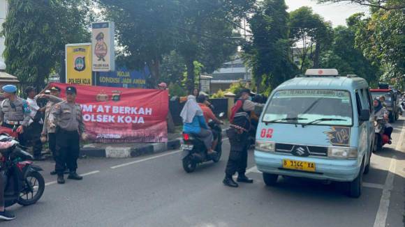 Polsek Koja Bagikan Nasi Kotak Lewat Program Jumat Berkah, Wujud Kepedulian Polri pada Masyarakat