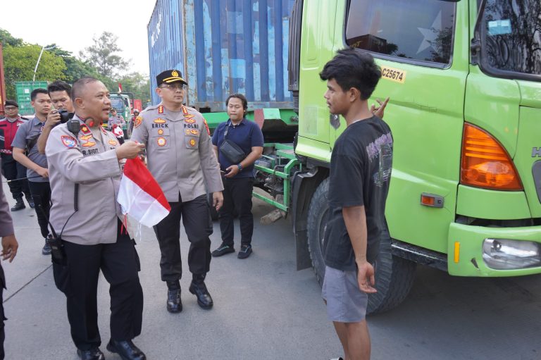 Sambut Hari Kemerdekaan, Kapolres Metro Jakarta Utara Bagikan 100 Bendera Merah Putih di Wilayah Jakarta Utara