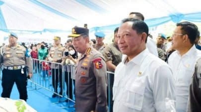 Kapolri dan Mendagri Tinjau Gerakan Pangan Murah di Gudang Bulog Kelapa Gading