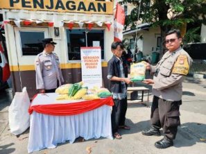 Polsek Cilincing Bersama Bulog Gelar Gerakan Pangan Murah, Beras SPHP Ludes Terjual