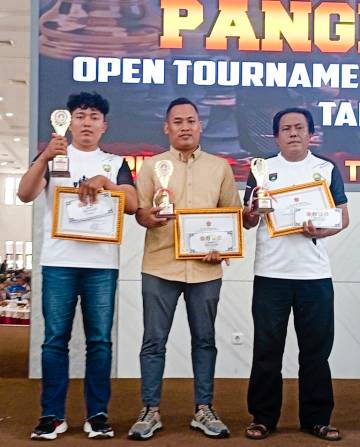 Ikuti Pertandingan Open Turnamen Catur Piala Panglima TNI Tahun 2025 di Kodam XIX/ Tuanku Tanbusai Pekanbaru, Hamdan Yelpi Raih Juara 1