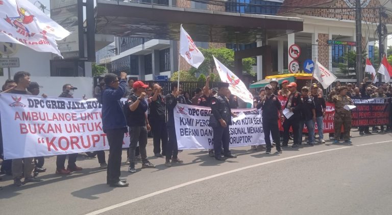 Usut Dugaan Skandal Korupsi Pengadaan Ambulans, DPC GRIB Jaya Kota Bekasi Lakukan Demo Damai Di Depan Kantor Kejari
