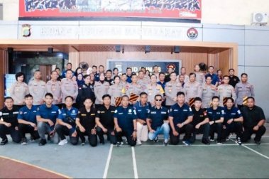 Kabid Humas Polda Metro Jaya Berikan Penghargaan untuk Personel Humas Berprestasi