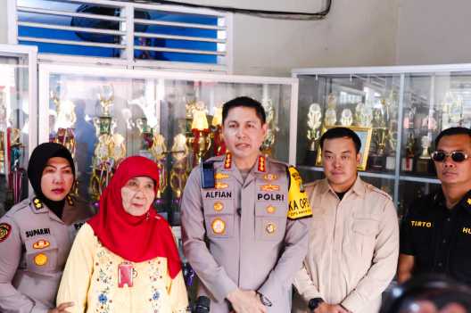 Kapolres Metro Jaktim Tinjau Program Makan Bergizi Gratis di SDS Kemala Bhayangkari 5