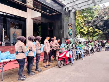 Polwan Polda Metro Jaya Ajak Ojol Tertib Lalu Lintas di Program Jum’at Peduli