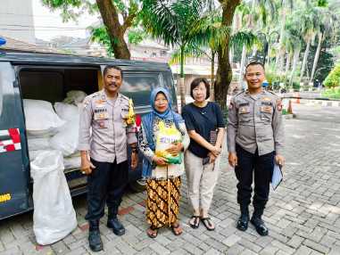 Polsek Kelapa Gading Bersama Bulog Gelar Gerakan Pangan Murah, Warga Antusias Beli Beras SPHP Harga Terjangkau