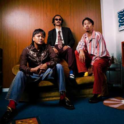 Slowly Letting Go”, Persembahan Perdana yang Ikhlas dari Trio Pop Baru Flor & Fury