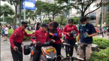 Personel Ditpamobvit Polda Metro Jaya Sigap Bantu Warga Alami Gangguan Kesehatan saat CFD di FX Sudirman