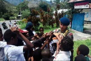 Dekatkan Diri dengan Masyarakat, Satgas Ops Damai Cartenz Adakan Edukasi dan Hiburan untuk Anak-Anak di Puncak Jaya
