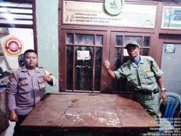Polsek Pademangan Sosialisasikan Layanan Polisi 110 dan Pasang Stiker di Permukiman Warga