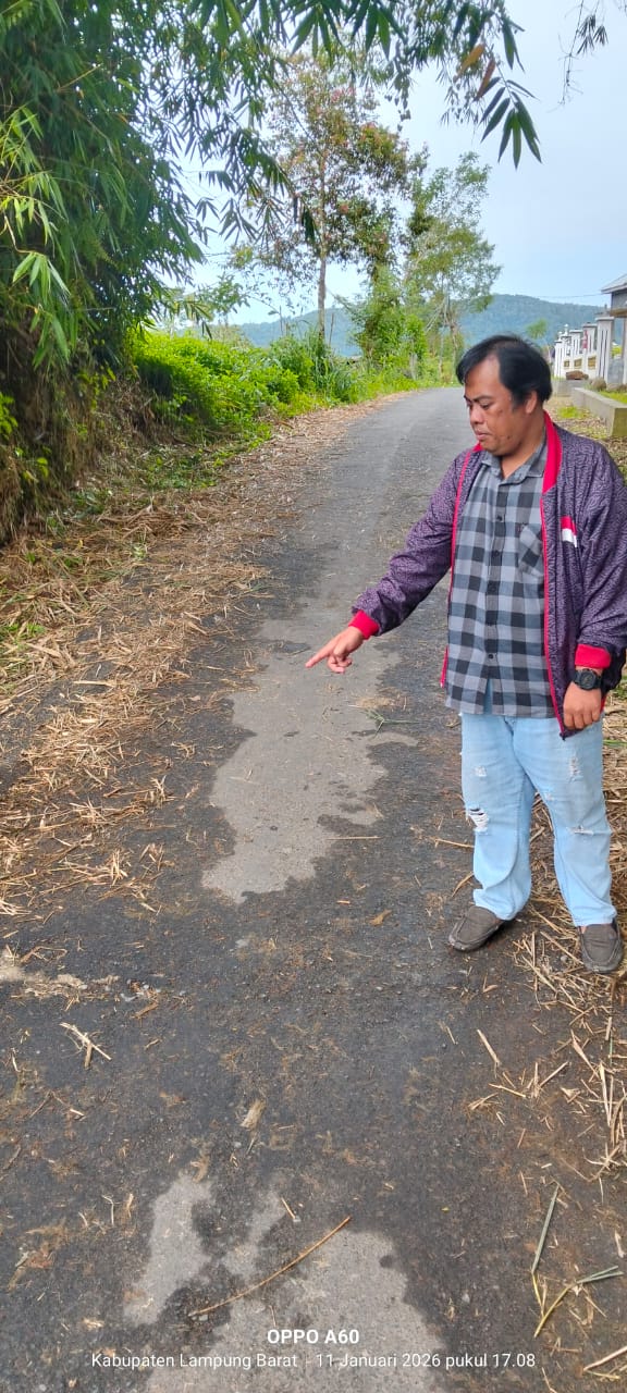 Terlalu Dini Kerusakan Ruas jalan Kehidupan Lingkungan Seranggas Terlihat Jelas, Pengawasan Dinas PUPR Diragukan
