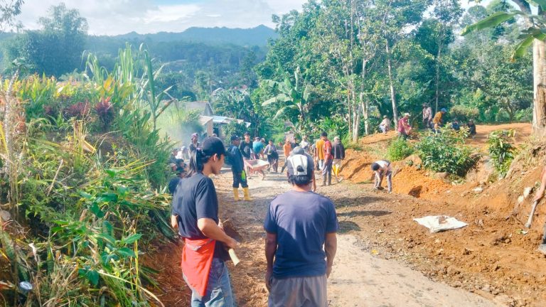 Warga Pekon Way Petai Swadaya Perbaiki Jalan Rusak, di Pertanyakan di Mana Peran Pemerintah Kabupaten Lampung Barat