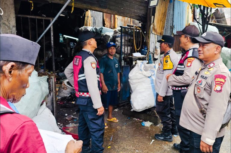 Polisi Gelar Patroli Jalan Kaki di Pademangan Barat, Dukung Program “Jaga Lingkungan”
