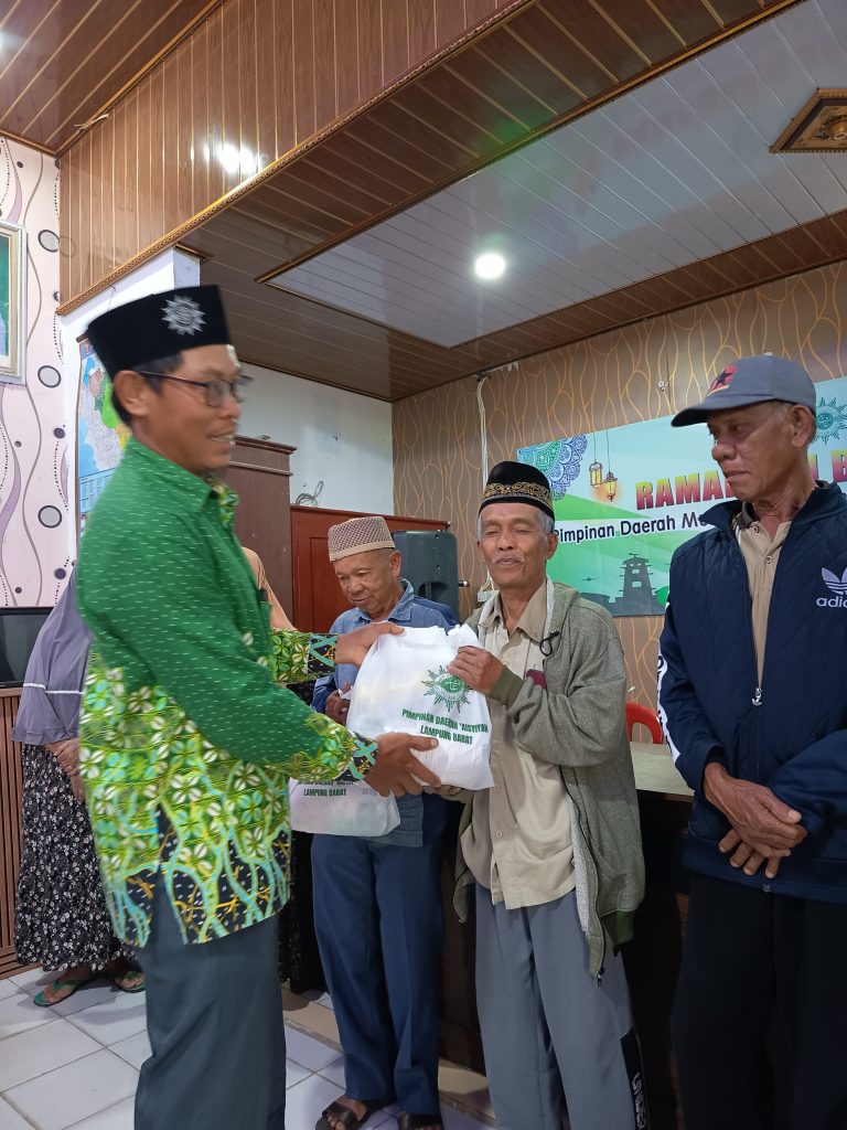 Pimpinan Daerah Muhammadiyah dan Aisyiyah Lampung Barat Gelar “Ramadhan Berbagi” di Sukau, Salurkan 55 Paket Bingkisan