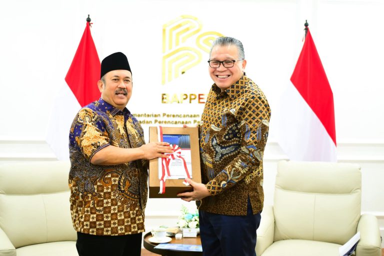 Anggota II BPK,Daniel Lumban Tobing, saat Serahkan Laporan Hasil Pemeriksaan (LHP) kepada Menteri PPN/Kepala Bappenas