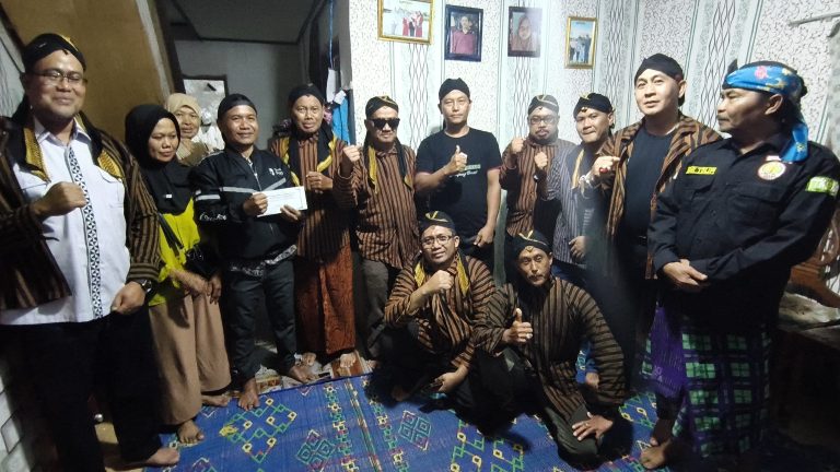 Keluarga Besar Pujakesuma Lambar: Serahkan Donasi Kepada Korban Kebakaran Di Sebarus