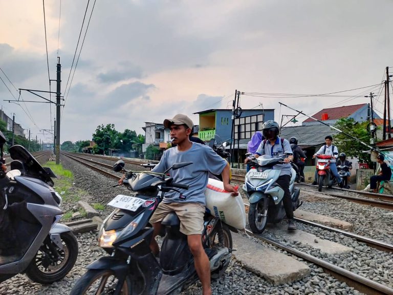 Perlintasan Sebidang Pangeran Jayakarta I Akan Ditutup, Warga Tagih Janji Tri Adhianto