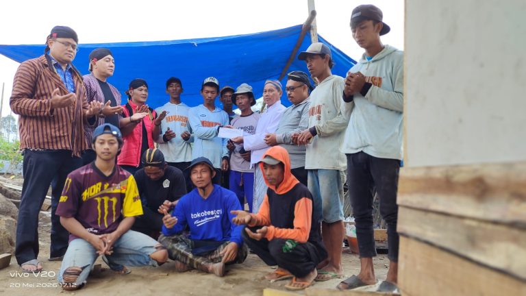 Keluarga Besar Pujakesuma Lambar: Serahkan Donasi Kepada Korban Kebakaran Di Tikoran Sebarus