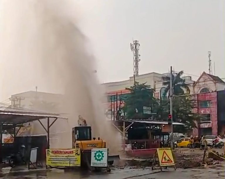 Ekskavator Proyek Hantam Pipa Gas PGN, Semburan 10 Meter Picu Kepanikan