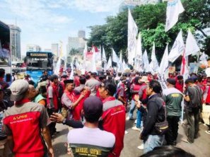 100 Orang Buruh Datangi DPR/MPR dalam Rangka Mayday, Polda Metro Jaya Menyambut dengan Humanis