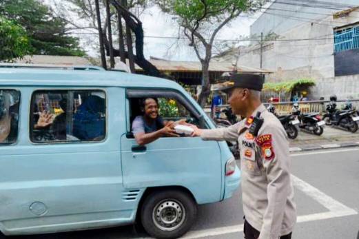 Polsek Koja Gelar Jumat Peduli, Bagikan Makanan Bergizi Gratis untuk Warga