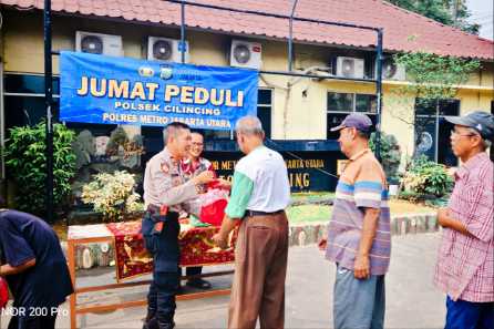 Jumat Peduli, Polsek Cilincing Bagikan 40 Paket Sembako untuk Warga yang Membutuhkan