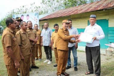 Tumbuhkan Semangat Berbagi dan Kepedulian Sosial, Pemkab SBB Serahkan 16 Ekor Sapi Kurban