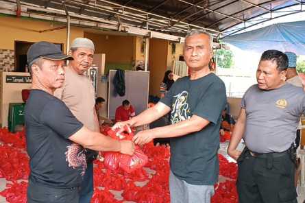 Polsek Koja Gelar Penyembelihan Hewan Kurban 1447 H, Salurkan Ratusan Bungkus Daging untuk Warga