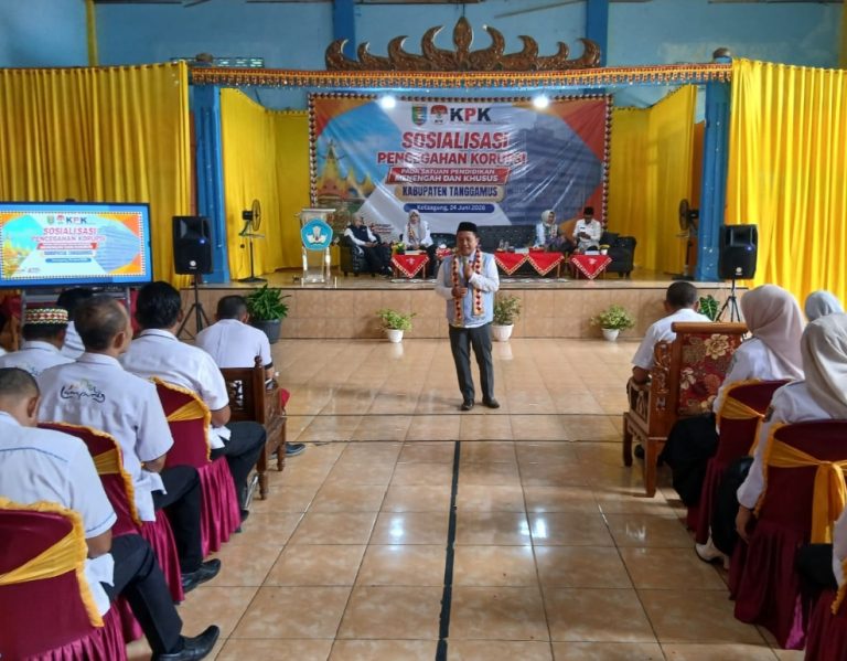 KPK Hadir,Ratusan Kepala Sekolah SMA dan SMK se Lampung Ikut Sosialisasi Anti Korupsi