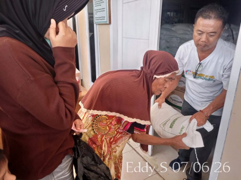 Desa Bantarbolang Menyalurkan Bantuan Pangan kepada 1.834 Warganya