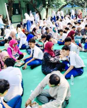 Bikin Haru! Orang Tua Suapi Anak dengan Menu Makan Bergizi Gratis pada Momen Kelulusan MTs Ataqwa Pegangsaan Dua