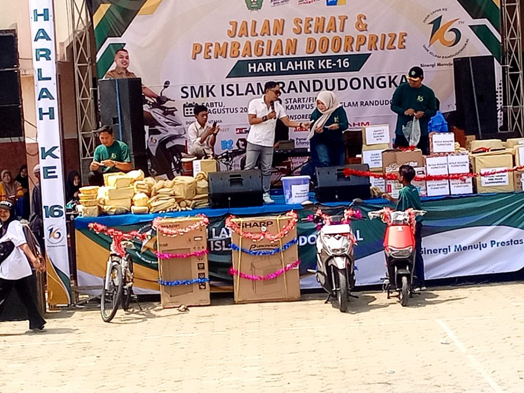 SMK ISLAM RANDUDONGKAL Memperingati Harlah ke 16 melaksanakan berbagi lomba dan jalan sehat dengan hadiah utama Sepeda Motor Honda Beat dan sepeda listrik