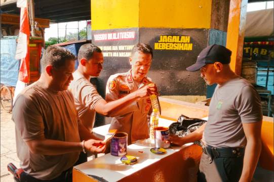 Polsek Metro Penjaringan Perkuat Sinergi Lewat Kerja Bakti dan Pengecatan Pembatas Jalan di Wihara Satrya Dharma