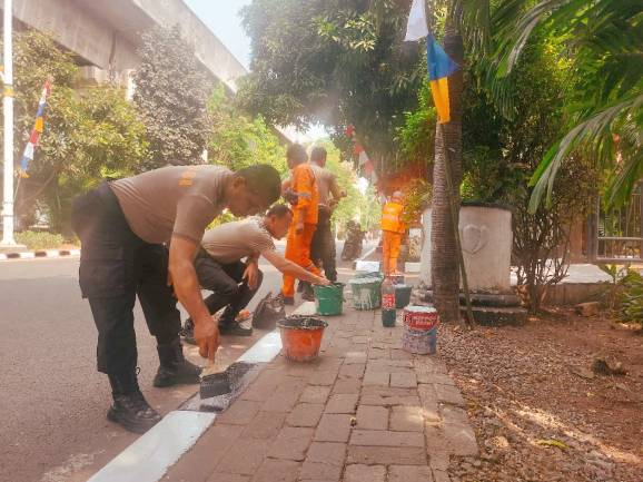 Sambut HUT Ke-81 RI, Polsek Kelapa Gading Gotong Royong Bersihkan Masjid dan Fasilitas Umum