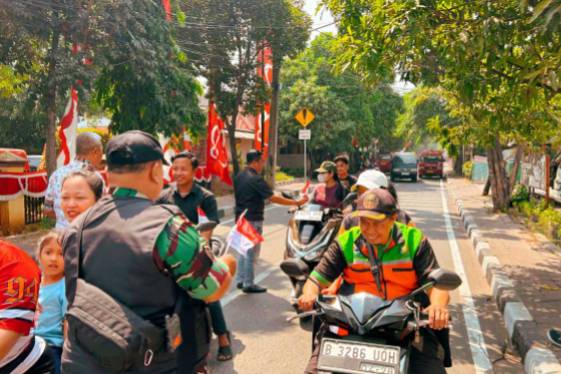Jelang HUT RI ke-81, Polsek Koja Bersama Tiga Pilar Bagikan 150 Bendera Merah Putih