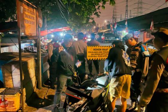 Cegah Tawuran, Polsek Koja Patroli KRYD Bubarkan Remaja yang Nongkrong Larut Malam