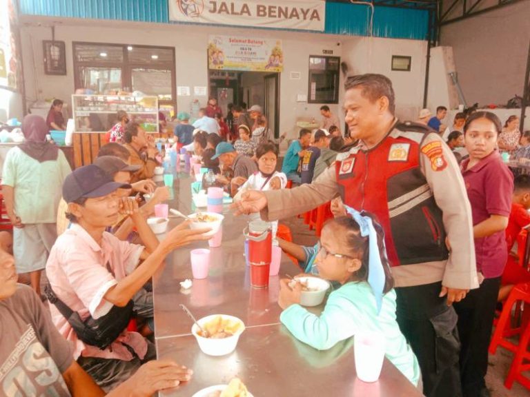 Jumat Peduli, Polsek Metro Penjaringan Bagikan Makanan Gratis untuk Warga