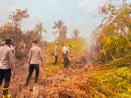 Polri Bersama TNI dan Stakeholder Gerak Cepat Tangani Karhutla di Sarolangun