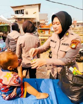 Sambut Hari Jadi ke-78, Polwan Bantu Korban Kebakaran Muara Angke