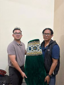 Yosua Dearma Silalahi memperlihatkan contoh produk Modern Karpet