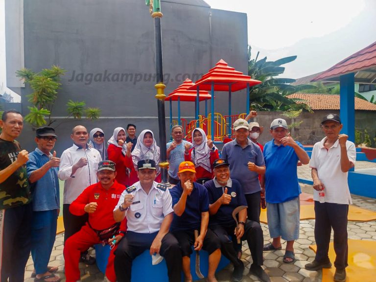 Rampung 100 Persen, Lurah Jatibening Monitoring Taman Bermain RW 010